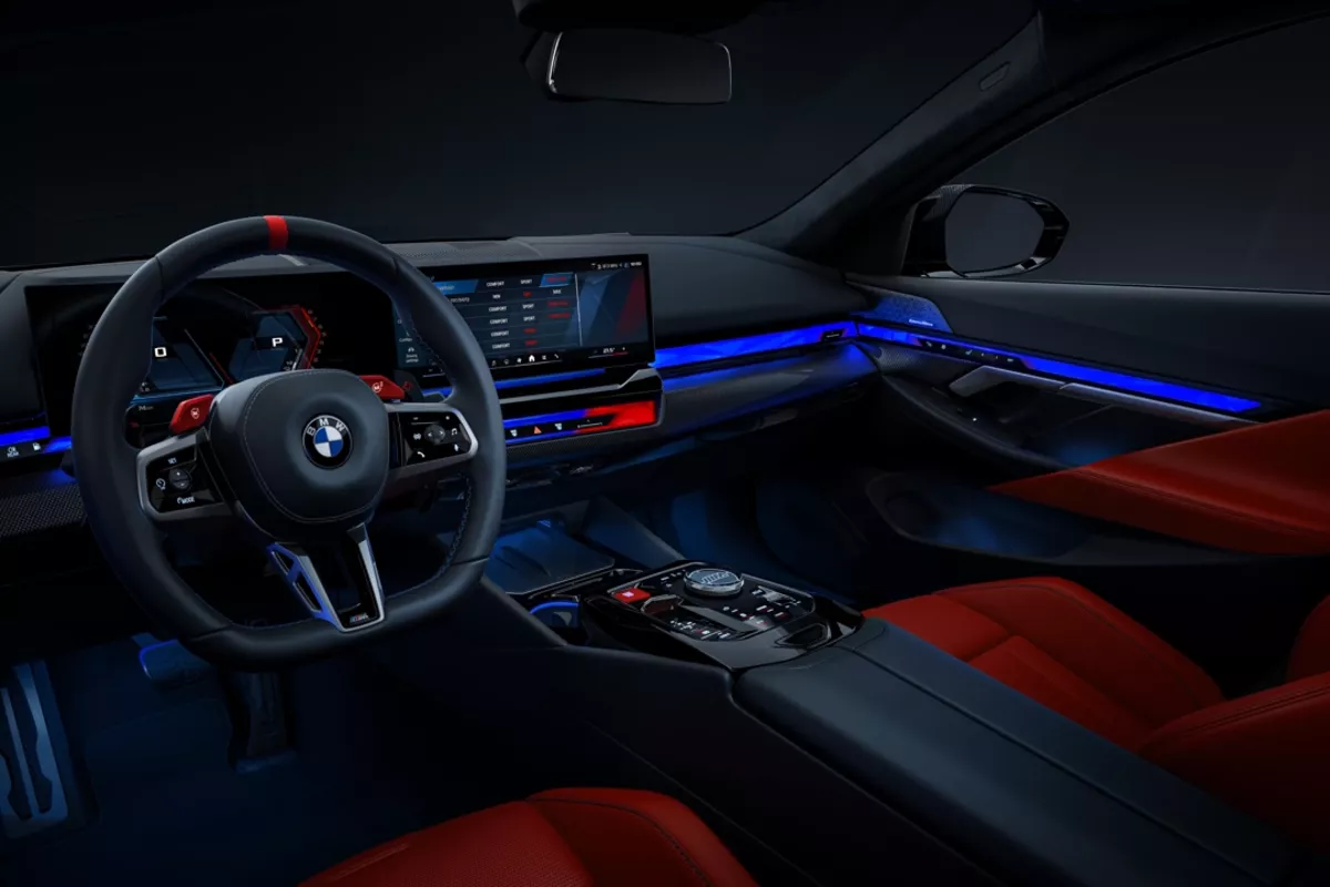 BMW M5 Limousine Cockpit Innenansicht mit LED