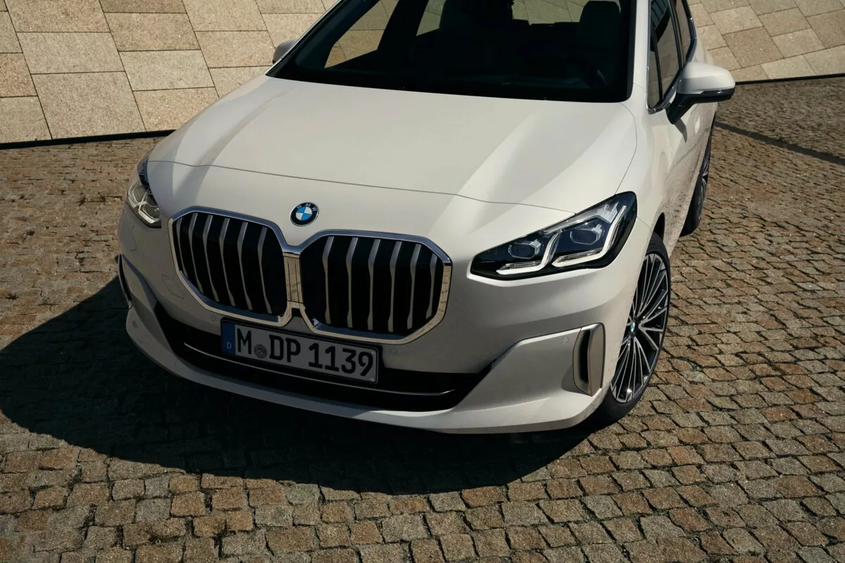 Frontansicht des BMW 223i xDrive Active Tourer