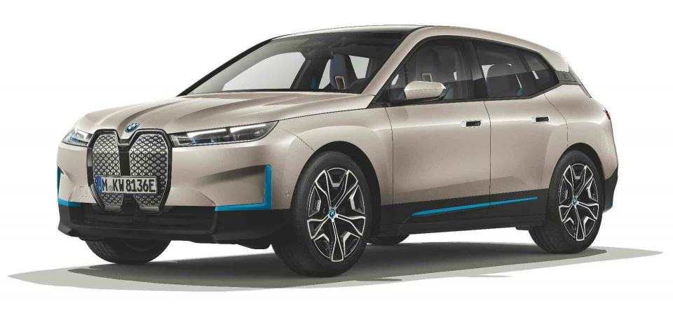 Ein freigestellter BMW iX xDrive50 in der Farbe Dune Grey Metallic.