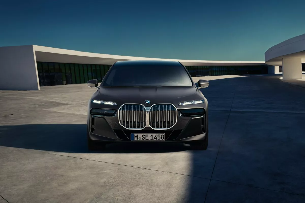 Frontansicht der BMW 740i Limousine