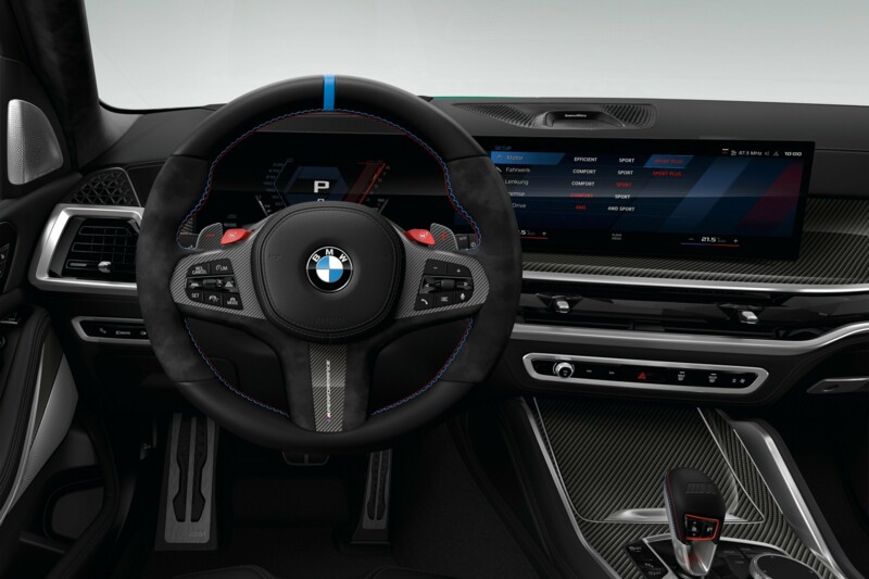 Multimedia- und Sportlenkrad im Innenraum des BMW X5 M Competition