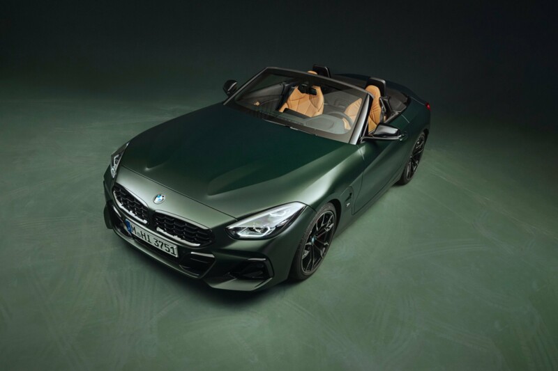 Draufsicht auf den BMW Z4 M40i M Performance in der Farbe Frozen Deep Green Metallic 