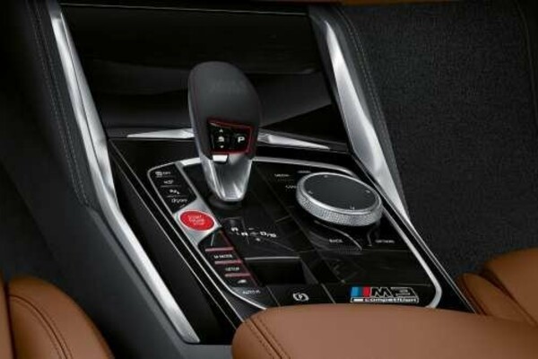 Die Mittelkonsole einer BMW M3 Limousine mit dem Schaltknauf einer Steptronic 8-Gang Automatik.