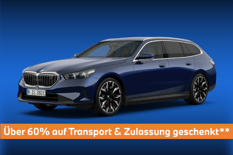 BMW i5 eDrive40 Touring in Dunkelblau, seitlich abgebildet vor blauem Verlauf. Bildtext unten: „Über 60?% auf Transport & Zulassung geschenkt**".