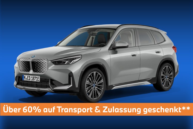 BMW iX1 eDrive20 in Silbergrau, leicht seitlich frontal dargestellt vor blauem Hintergrund. Im unteren Bereich steht: „Über 60?% auf Transport & Zulassung geschenkt**“.