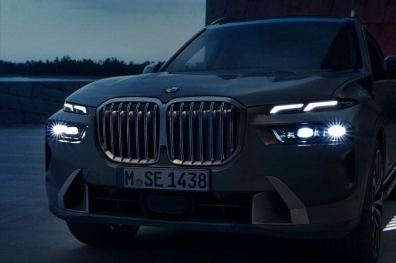 BMW X7 xDrive40i Frontansicht mit beleuchteter "BMW Iconic Glow" Niere