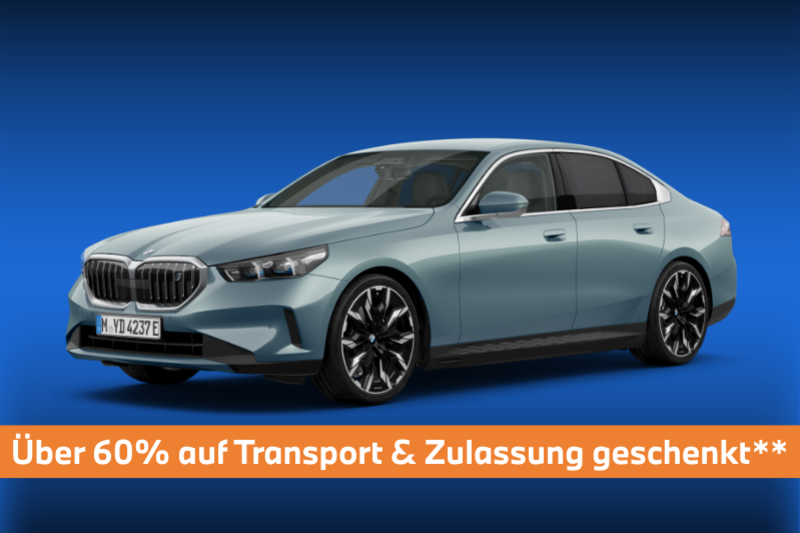 BMW i5 eDrive40 Limousine in Hellblau, leicht seitliche Frontansicht, vor blauem Hintergrund. Unten im Bild steht: „Über 60?% auf Transport & Zulassung geschenkt**".